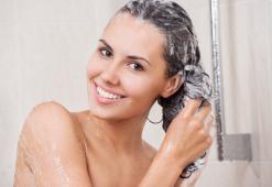 Lave o seu cabelo da forma correta! Com que frequência lavar & qual método usar?