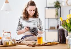 Produtos para o cuidado do cabelo que podem ser encontrados num armário de cozinha: Óleos, fermento, mel e outros